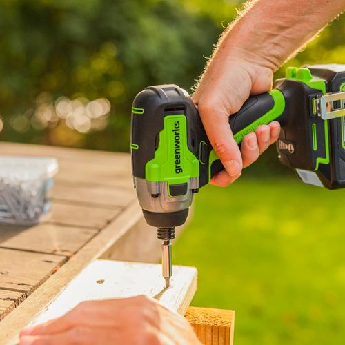 מברגת אימפקט GREENWORKS GD24ID3 24V - מנוע Brushless עם מומנט 300Nm, תפסנית שחרור מהיר ותאורת LED לעבודות DIY מקצועיות