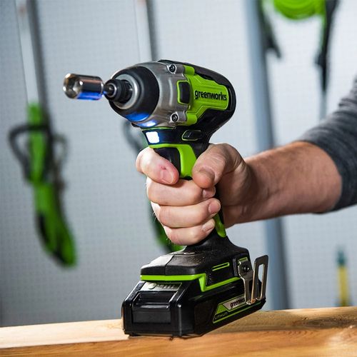 מברגת אימפקט GREENWORKS GD24ID3 24V - מנוע Brushless עם מומנט 300Nm, תפסנית שחרור מהיר ותאורת LED לעבודות DIY מקצועיות