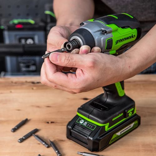 מברגת אימפקט GREENWORKS דגם GD24ID3 24V Brushless עם מומנט 300Nm, 2 סוללות 2 אמפר, מטען מהיר ותיק נשיאה - כלי מקצועי לעבודות הברגה