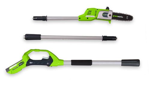 דיל קומבי גובה GREENWORKS 24V דגם 99773-26 כולל מגזמת גובה 2.2 מטר, מסור גבהים 2.62 מטר, סוללת 2 אמפר, מטען מהיר ומפוח עלים במתנה לטיפול מקצועי בעצים וגדרות גבוהות
