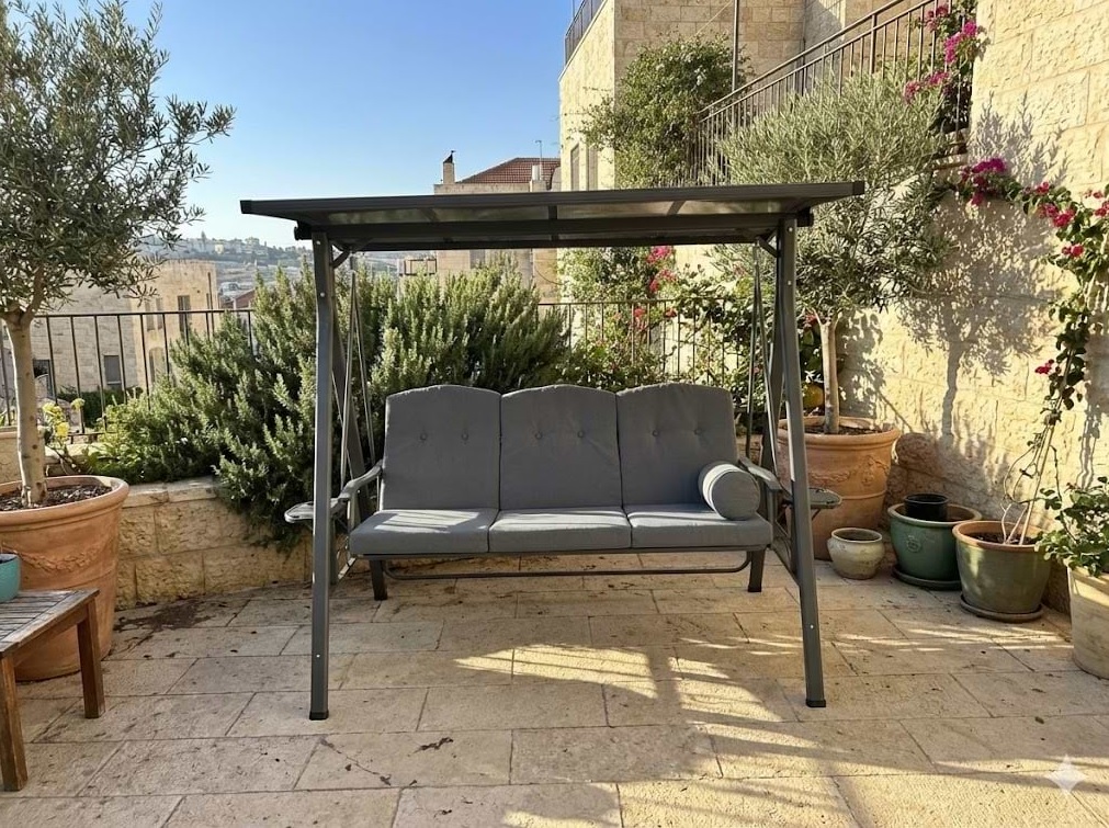 נדנדה לגינה עם גג קשיח דגם לימסול
