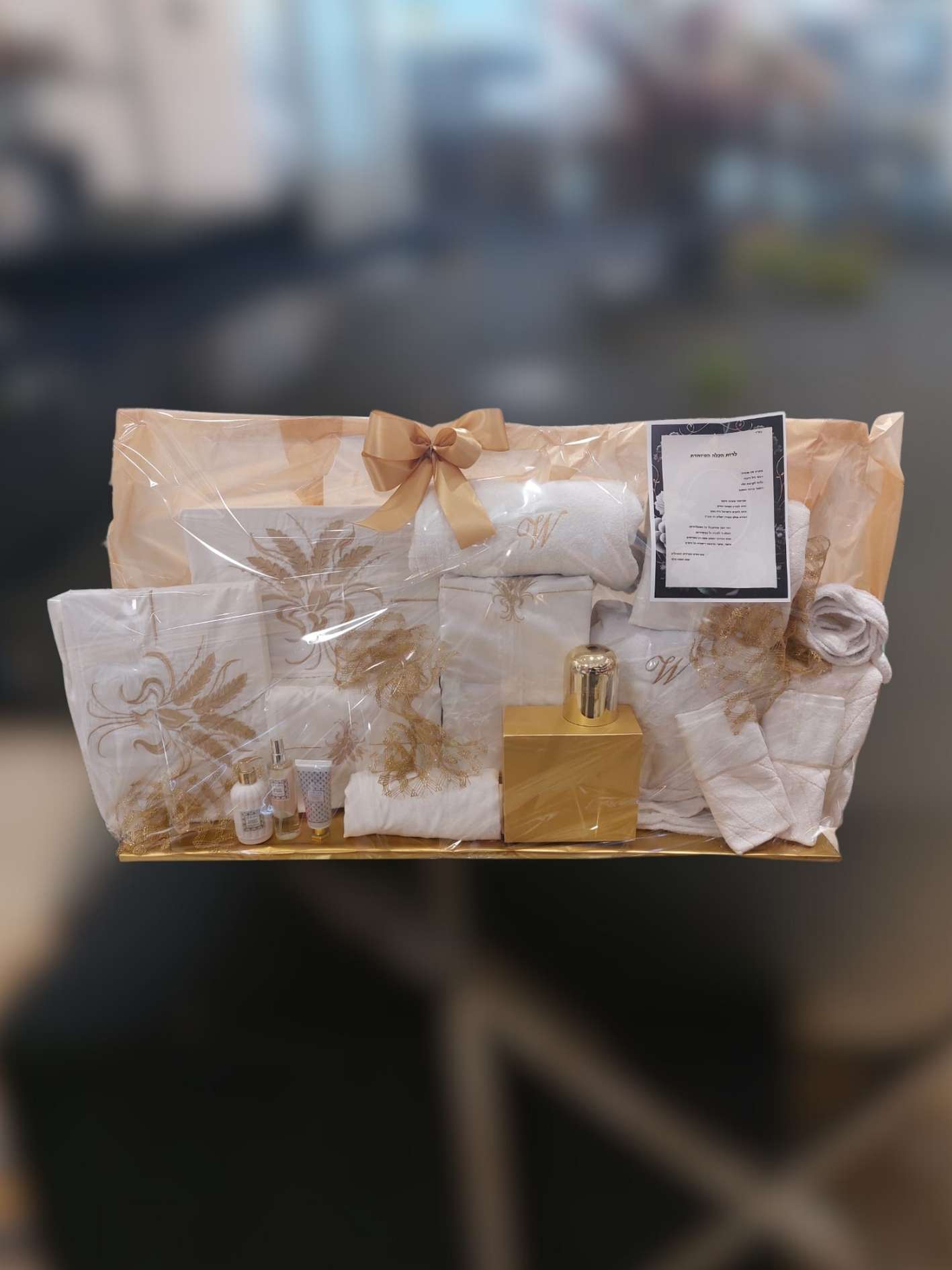 עיצוב עשיר כולל סט מצעים, מגבות בתוספת רקמה אישית ומפיצי ריח יוקרתיים