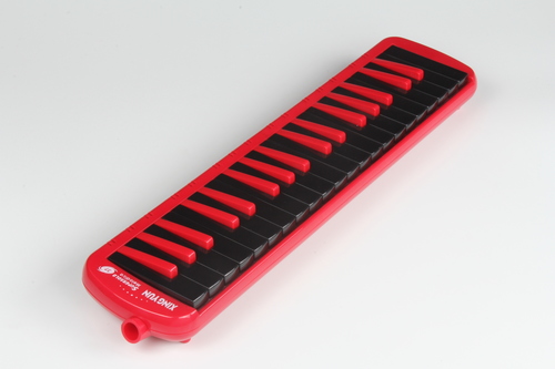 מלודיקה KONGSHENG F-37S 37 קלידים - זמינה בצבע אדום כחול ושחור עם קלידים שחורים, קנים מברונזה זרחנית, לוח קנים מנחושת/פליז, גוף אלומיניום, צינור נשיפה לבן גמיש, תיק נשיאה שחור, מידות 475×110×45 מ