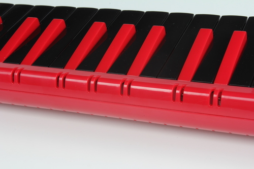 מלודיקה KONGSHENG F-37S 37 קלידים - זמינה בצבע אדום כחול ושחור עם קלידים שחורים, קנים מברונזה זרחנית, לוח קנים מנחושת/פליז, גוף אלומיניום, צינור נשיפה לבן גמיש, תיק נשיאה שחור, מידות 475×110×45 מ