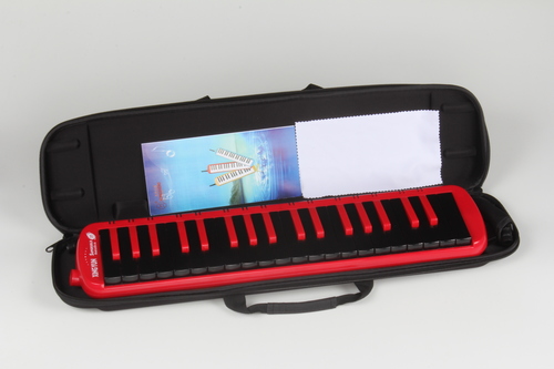 מלודיקה KONGSHENG F-37S 37 קלידים - זמינה בצבע אדום כחול ושחור עם קלידים שחורים, קנים מברונזה זרחנית, לוח קנים מנחושת/פליז, גוף אלומיניום, צינור נשיפה לבן גמיש, תיק נשיאה שחור, מידות 475×110×45 מ