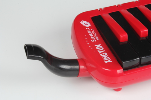 מלודיקה KONGSHENG F-37S 37 קלידים - זמינה בצבע אדום כחול ושחור עם קלידים שחורים, קנים מברונזה זרחנית, לוח קנים מנחושת/פליז, גוף אלומיניום, צינור נשיפה לבן גמיש, תיק נשיאה שחור, מידות 475×110×45 מ