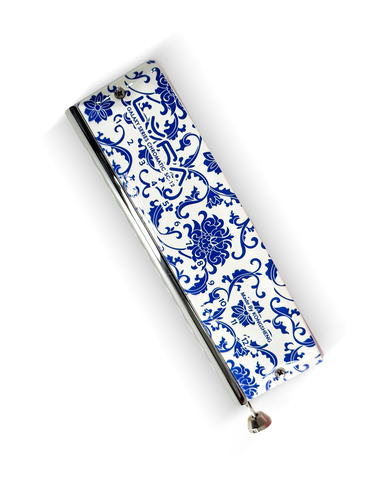 מפוחית כרומטית Kongsheng Lyra SC-12 Blue&White Edition - גוף אלומיניום עם מכסי נירוסטה בעיצוב פורצלן סיני מסורתי כחול-לבן, 12 חורים, לחצן נירוסטה, פיית פליז, מערכת Straight-Tuned, נרתיק קשיח למחצה שחור, מטלית ניקוי