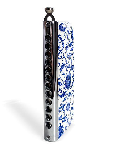 מפוחית כרומטית Kongsheng Lyra SC-12 Blue&White Edition - גוף אלומיניום עם מכסי נירוסטה בעיצוב פורצלן סיני מסורתי כחול-לבן, 12 חורים, לחצן נירוסטה, פיית פליז, מערכת Straight-Tuned, נרתיק קשיח למחצה שחור, מטלית ניקוי