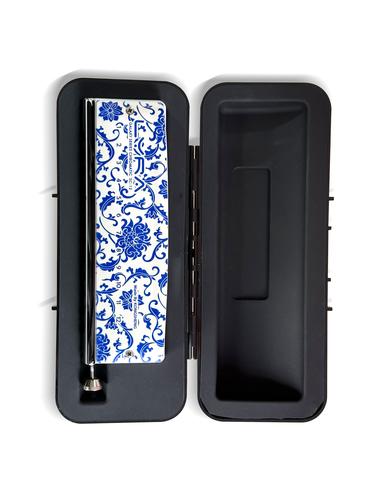 מפוחית כרומטית Kongsheng Lyra SC-12 Blue&White Edition - גוף אלומיניום עם מכסי נירוסטה בעיצוב פורצלן סיני מסורתי כחול-לבן, 12 חורים, לחצן נירוסטה, פיית פליז, מערכת Straight-Tuned, נרתיק קשיח למחצה שחור, מטלית ניקוי