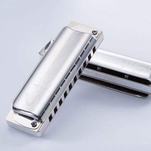 מפוחית דיאטונית KONGSHENG Solist Folk Harp - מבט על רקע לבן מציג עיצוב כפרי רטרו עם לוחות כיסוי נירוסטה מטופלים ומסרק אלומיניום איכותי