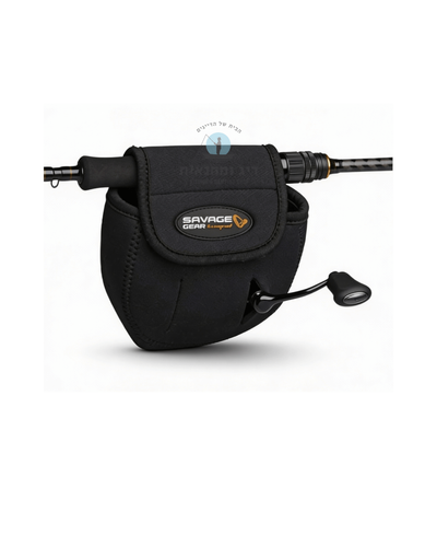כיסוי רולר ספינינג שחור של Savage Gear מורכב על חכה.