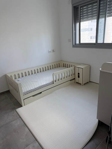 מיטה מונטסוורית עם מיטת חבר מעץ ליבנה 