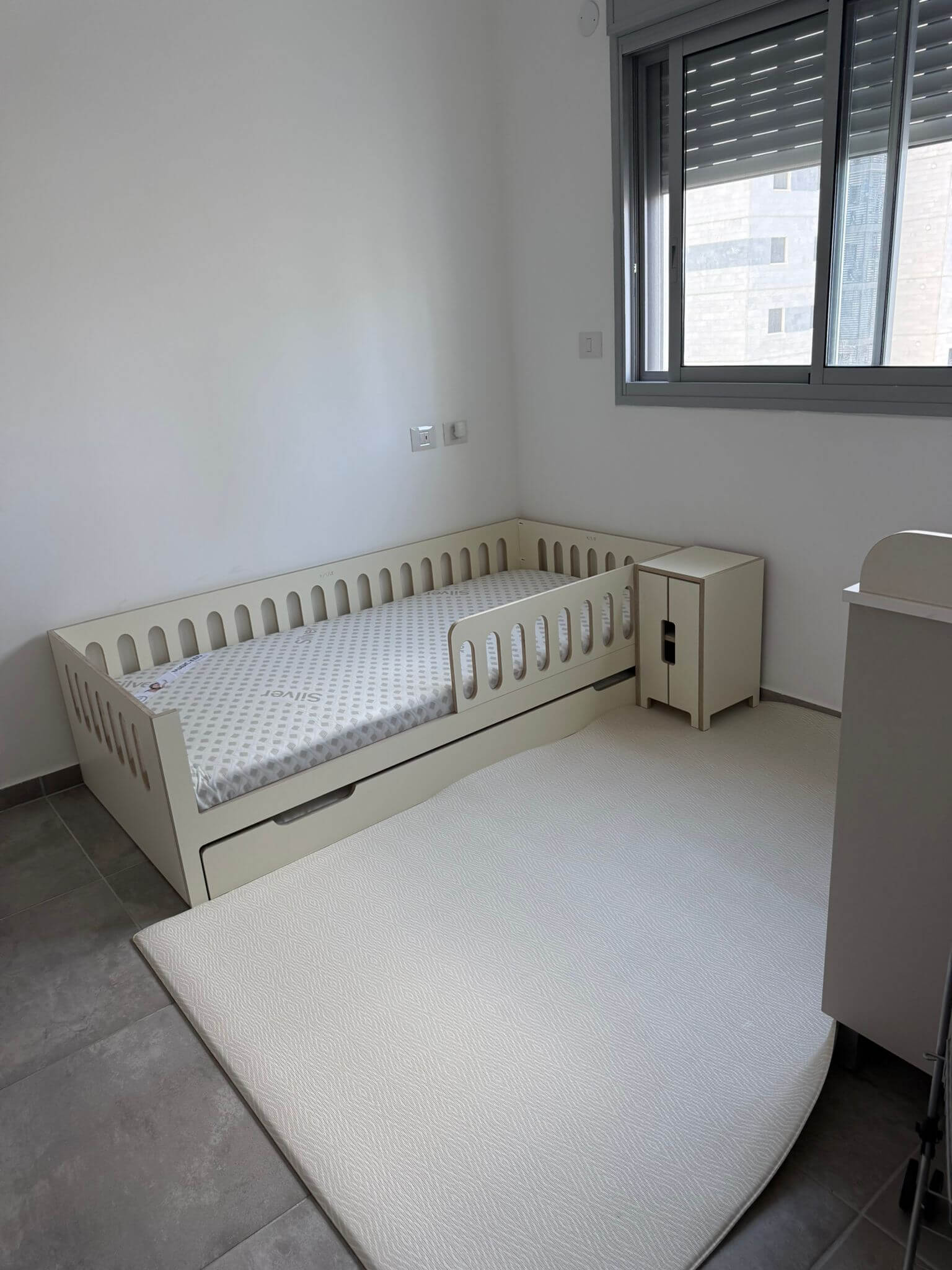 מיטה מונטסוורית עם מיטת חבר מעץ ליבנה 