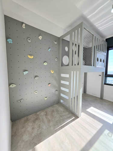 מיטת גלריה עם קיר טיפוס 