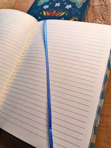 מחברת קצוות מעוטרים פרפרים