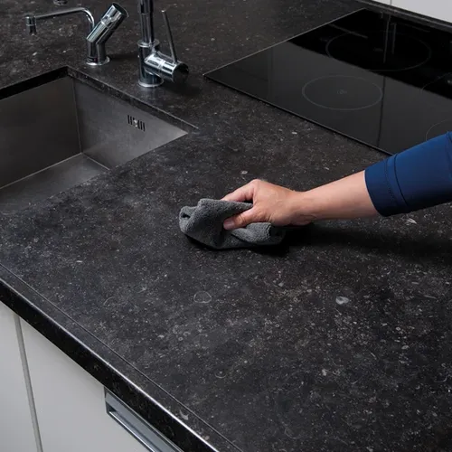 בקבוק ספריי חומר ניקוי HG Natural Stone Worktop Cleaner 500ml - נוזל שקוף בבקבוק פלסטיק עם ראש מרסס, תווית ירוקה, מיוחד לניקוי משטחי שיש גרניט אבן כחולה ואבן טבעית, ללא פסים, מותג HG הולנדי