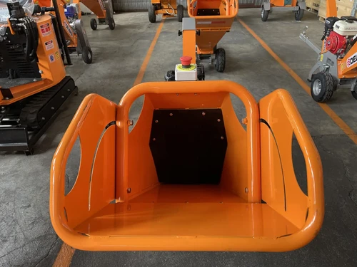 פתח הזנה ותוף ריסוק של מרסקת גזם DK 500 BS עם מערכת 2 סכינים וסכין נגדית