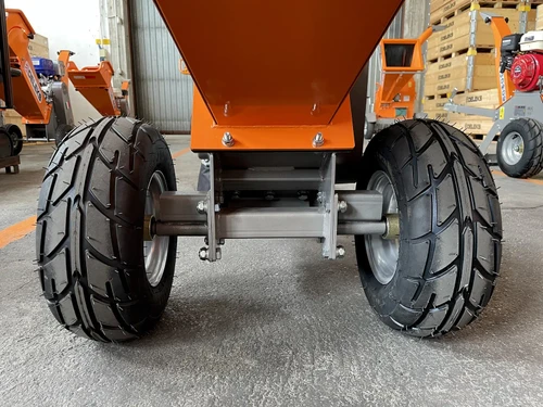 גלגלים קדמיים של מרסקת גזם DK 500 BS DELEKS עם שלדה כבדה ליציבות ותמרון בשטח