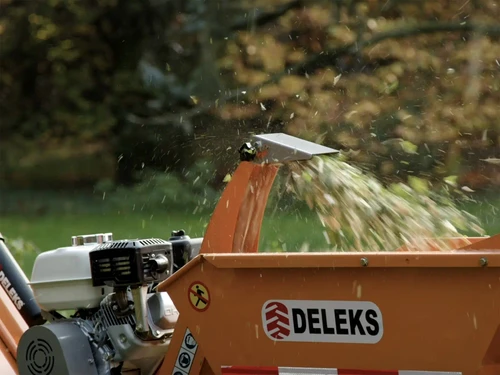 מרסקת גזם בנזין DK 500 BS DELEKS בפעולה עם פליטת שבבים מתוף הריסוק