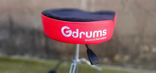 כסא תופים הידראולי עם מושב אופנוע מפנק HDT-550 שחור אדום מבית GDRUMS