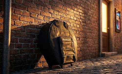 תיק מצילות טרולי מקצועי Masterwork MW-MCB22TR בצבע שחור - צורה עגולה עם ידית טלסקופית מתכווננת, זוג גלגלים חזקים, כיס חיצוני עם לוגו Masterwork לבן, פסי ניאון ירוקים, ניילון 600D עמיד, רצועות נשיאה מרופדות, מתאים למצילות בגדלים 14-22 אינץ'