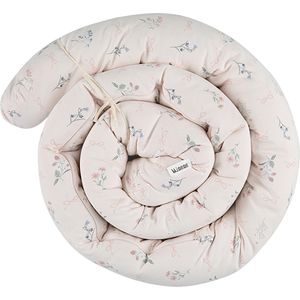 נחשוש מעוצב למיטת תינוק מקולקציית Wonderland - ורוד בהיר מודפס