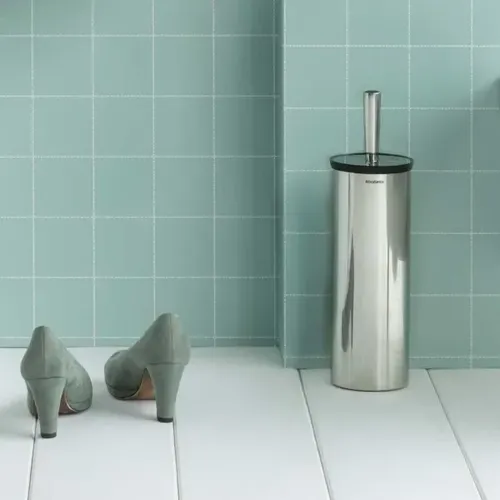 מברשת אסלה תלויה או עומדת Brabantia בכרום ניקל מתוך קולקציית מברשות אסלה (צילום חומר הגלם) - עשוי מחומרים עמידים בפני לחות וחלודה לאורך זמן