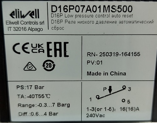 תווית מפרט טכני על גב בקר לחץ Eliwell, דגם D16P07A01MS500 המציגה טווחי לחץ ונתוני חשמל.