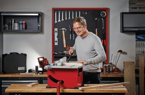 מסור שולחני Einhell TC-TS 210 בשימוש בסדנה ביתית - חיתוך עץ עם משטח עבודה ומגן להב