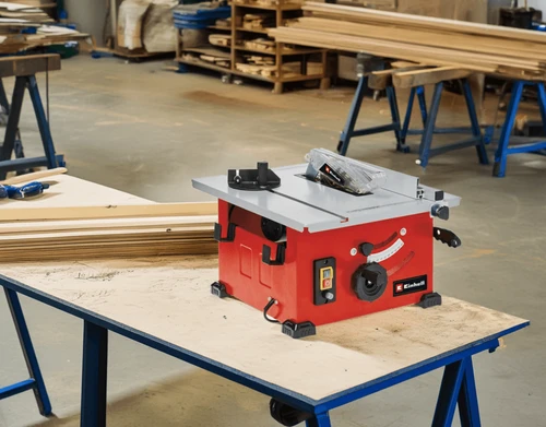 מסור שולחני Einhell TC-TS 210 מונח על שולחן עבודה בסדנה - תצוגת מוצר בסביבת עבודה