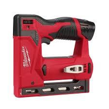 אקדח סיכות נטען 12V כולל 2 סוללה 2AH ומטען מבית Milwaukee מילווקי