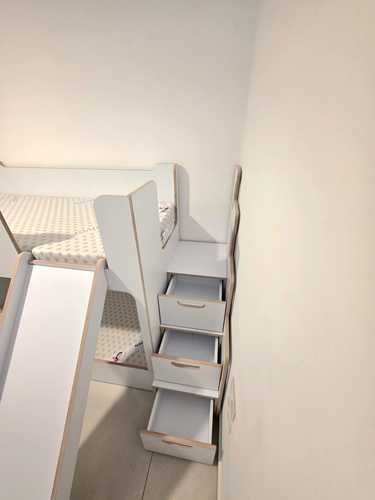 מיטת קומותיים דגם מאיה עם מדרגות עליה למיטה