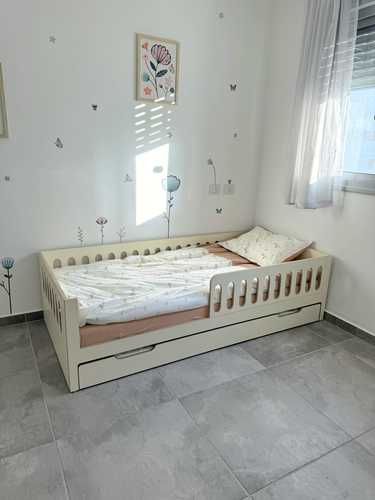 מיטה מונטסוורית עם מיטת חבר מעץ ליבנה 