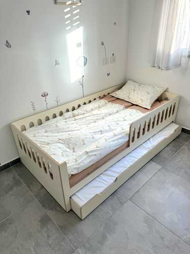 מיטה מונטסוורית עם מיטת חבר מעץ ליבנה 