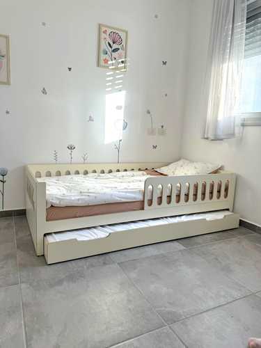 מיטה מונטסוורית עם מיטת חבר מעץ ליבנה 