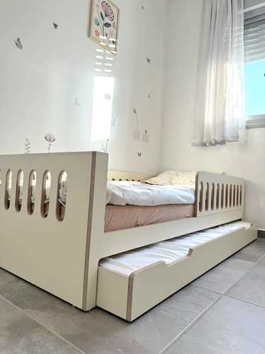 מיטה מונטסוורית עם מיטת חבר מעץ ליבנה 