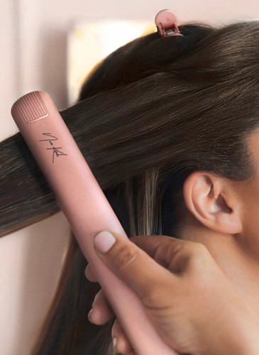 STYLING STARTER SET – ערכת מיני לעיצוב השיער הכוללת מייבש, מחליק ומסלסל + תיק ואביזרים | Noa Kirel Beauty