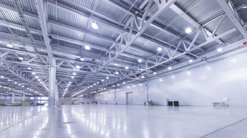 שואב אוויר צירי תעשייתי Vortice E 304 M 12 (40503) - ונטה צירית עם סורג הגנה ופאנל קיר מפלדה צבועה, מיועד לשאיבת אוויר ממטבחים ומתקנים תעשייתיים