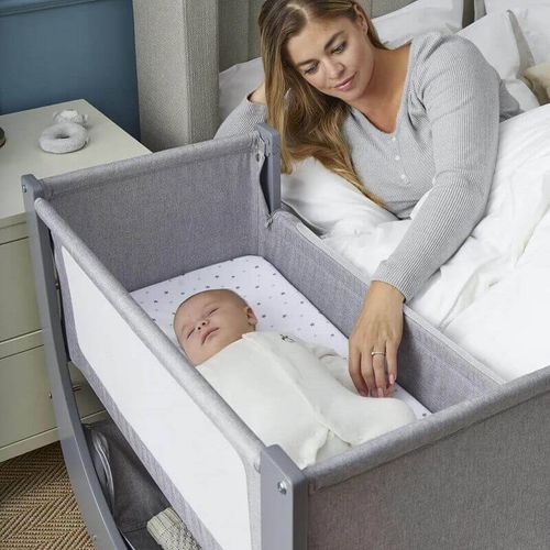 עריסת תינוק מעץ Air Lite מתחברת למיטת הורים היפואלרגנית עם דופן נפתחת ומצבי גובה Shnuggle צבע אפור