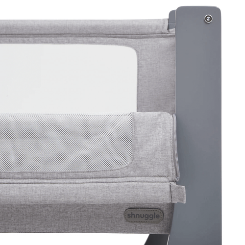 עריסת תינוק מעץ Air Lite מתחברת למיטת הורים היפואלרגנית עם דופן נפתחת ומצבי גובה Shnuggle צבע אפור