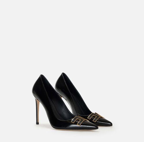 Leather pump with logo detail