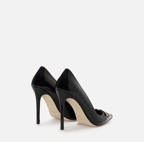 Leather pump with logo detail