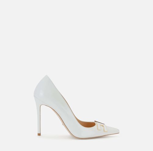 Leather pump with logo detail