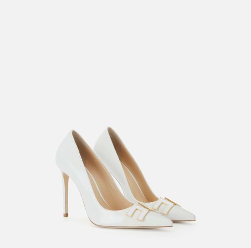 Leather pump with logo detail
