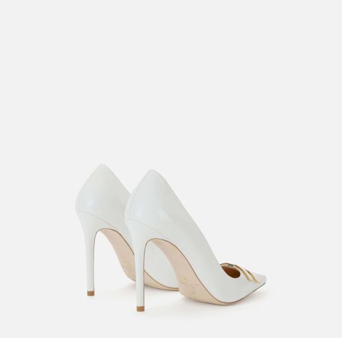 Leather pump with logo detail