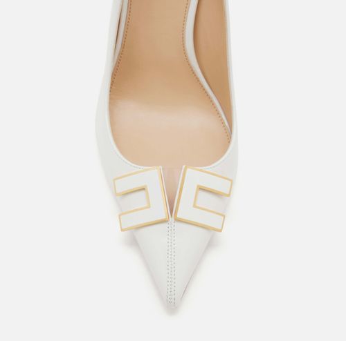 Leather pump with logo detail