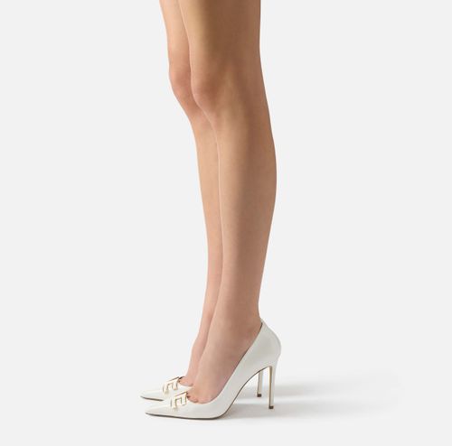Leather pump with logo detail