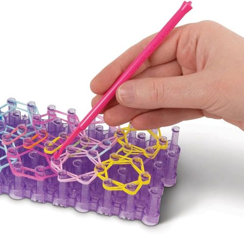 ערכת יצירת צמידי חברות גדולה Rainbow Loom עם למעלה מ 3200 גומיות ו 122 חרוזים ותליונים