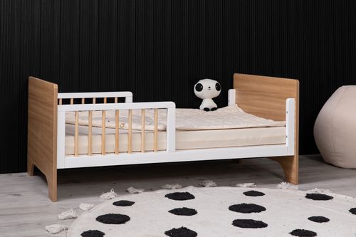 חדר תינוק ניקי עם מיטת תינוק דגם קורטני 2 ב 1 הופכת למיטת מעבר (טריקה שקטה)