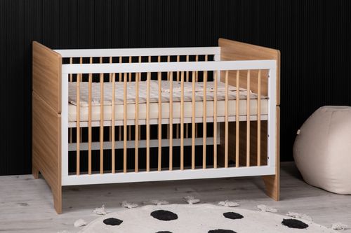 חדר תינוק ניקי עם מיטת תינוק דגם קורטני 2 ב 1 הופכת למיטת מעבר (טריקה שקטה)